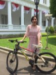 Penyanyi Raisa mendapat hadiah sepeda dari Presiden Jokowi