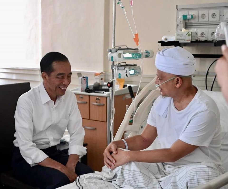 Pagi, Rabu 9 Januari 2019, pukul 08.77 WIB, ditengah kesibukannya Presiden Jokowi menjenguk Ustad Muhammad Arifin Ilham di Paviliun Kencana RSCM. Suasana santai dan keakraban tampak Presiden Jokowi berbincang hangat dg Ustad Muhammad Arifin Ilham.