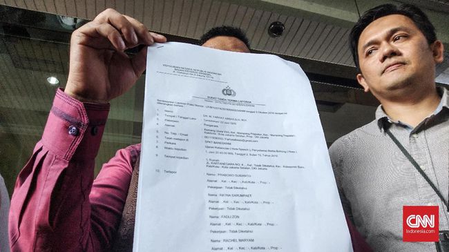 Pengacara Farhat Abas melaporkan Ratna Sarumpaet, Prabowo Subianto, Sandiaga Uno, dan 15 tokoh lain kepada Bareskrim Polri atas penyebaran berita bohong alias hoax.