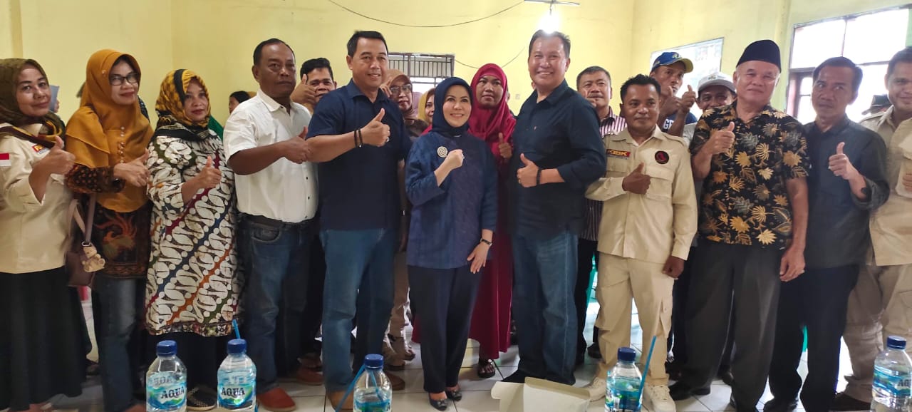 Anggota MPR RI, Fraksi Partai Amanat Nasional (PAN), Dapil VI Jawa Barat (Jabar), Hj Intan Fauzi, SH, LL.M berphoto bersama masyarakat