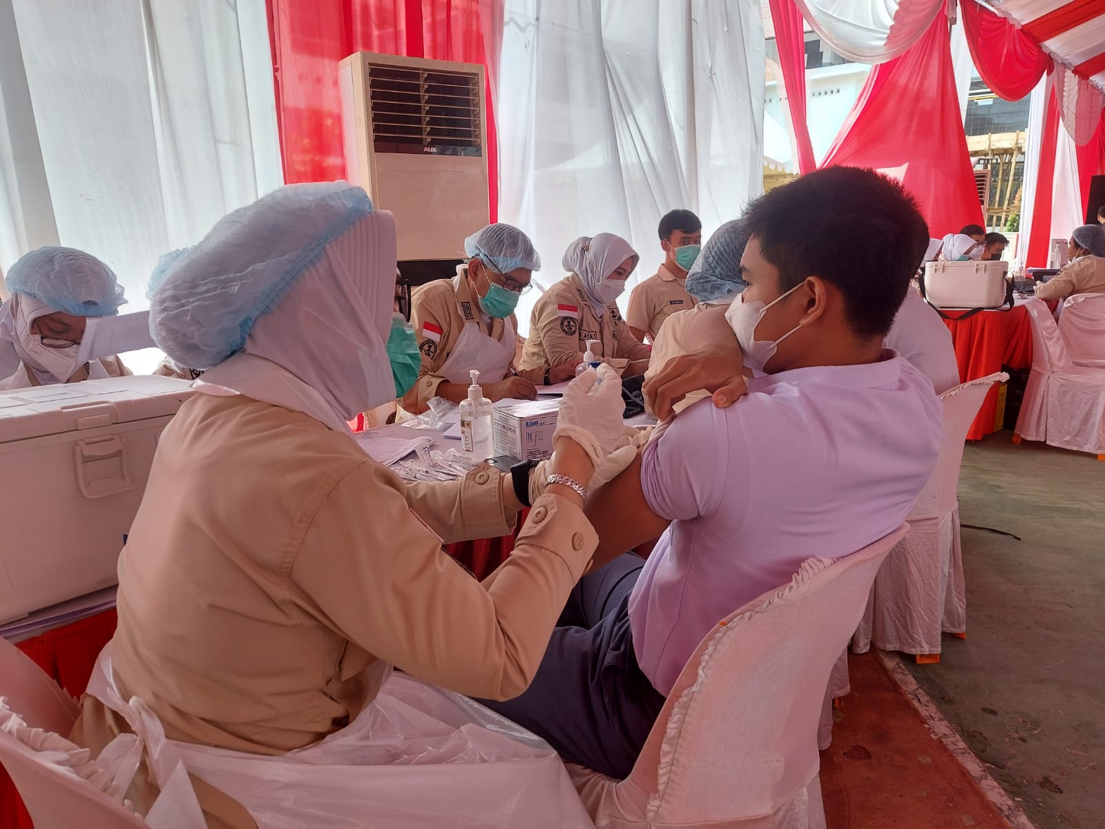 Vaksinasi yang langsung menyentuh masyarakat itu juga dilakukan serentak dengan proses vaksin untuk 30 ribu pelajar SMP dan SMA di 14 provinsi se-Indonesia