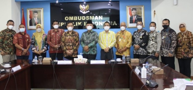 Wali Kota Bekasi Rahmat Effendi didampingi sejumlah kepala dinas, foto bersama di kantor Ombudsman RI. ISTIMEWA
