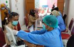 Vaksinasi Covid-19 untuk tenaga pengajar di Kota Bekasi. Dinas Pendidikan Kota Bekasi mendata 95% atau 18.847 guru telah mendapat vaksinasi hingga Rabu, 6 Oktober 2021.