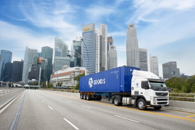 Armada kendaraan milik GEODIS sendiri dan jaringan mitranya yang diperluas memungkinkan pengangkutan muatan penuh dan parsial menggunakan jalan di sepanjang Singapura, Malaysia, poros Thaïland, dan kini Vietnam.