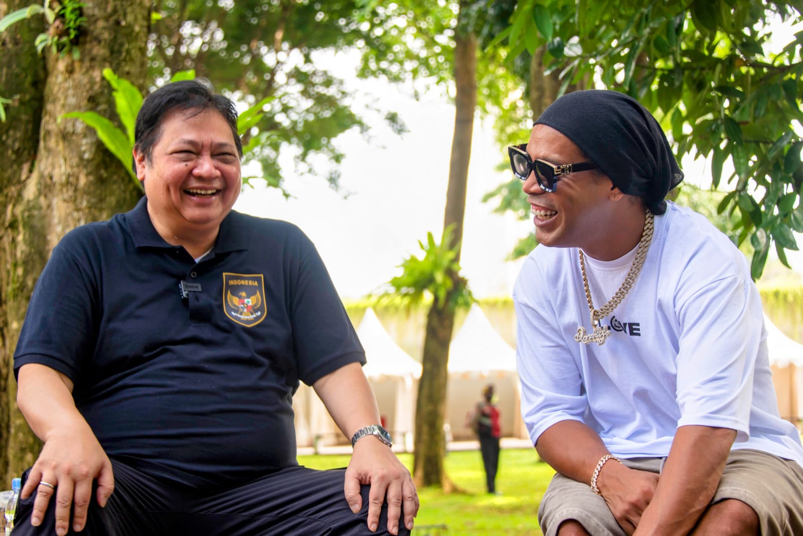 Ketum Golkar Airlangga bersana legenda sepakbola Ronaldhino