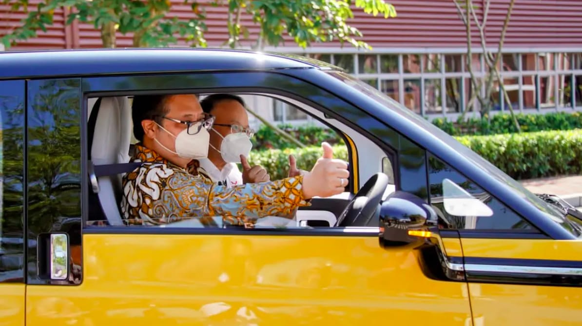 Ketua umum Partai Golkar, Airlangga Hartarto sedang menjajal mobil listrik