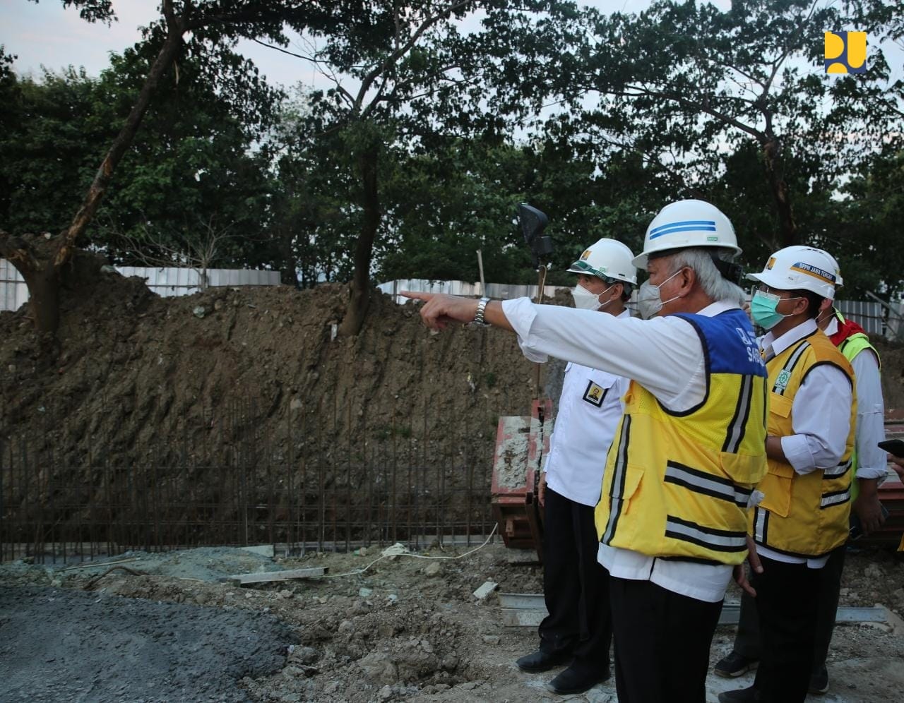 Menteri PUPR Basuki Hadimuljono saat meninjau pembangunan Gedung Politeknik Pekerjaan Umum (PU) di Jalan Soekarno Hatta, Semarang