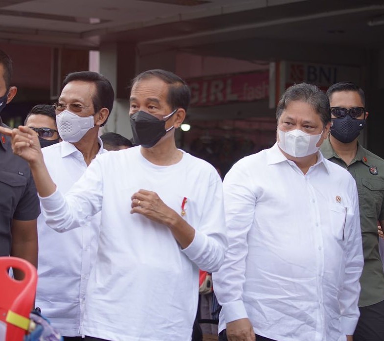 Presiden Joko Widodo dan Menko Perekonomian Airlangga Hartarto