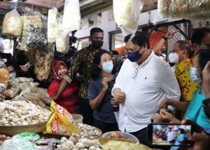 Menko Perekonomian Airlangga Hartarto mengunjungi pasar/Foto: suaramerdeka.com
