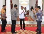 Presiden Jokowi menerima kunjungan Dewan Direksi BPJS Ketenagakerjaan, pada Jumat (07/10/2022), di Istana Merdeka, Jakarta. (Foto: BPMI Setpres/Rusman)