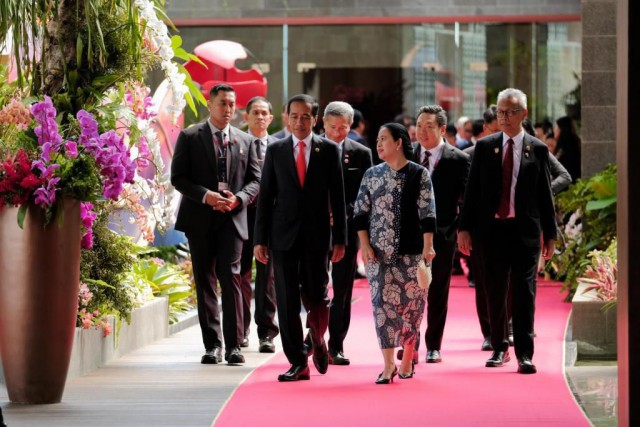 Ketua DPR RI Dr. (H.C) Puan Maharani bersama Presiden Republik Indonesia Joko Widodo saat berjalan menuju pembukaan acara ASEAN-AIPA Leaders Interface Meeting di Labuan Bajo, Rabu (10/5/2023)./Foto: Pemberitaan DPR
