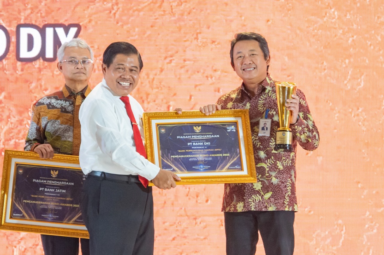 Bank DKI berhasil menerima penghargaan sebagai Peringkat II (Dua) Bank Pembangunan Daerah ”Kategori Besar”