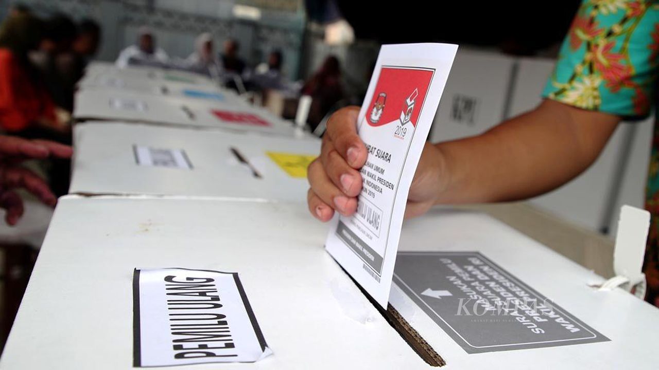 Warga memasukkan surat suara dalam pemungutan suara ulang di TPS 71 Kelurahan Cempaka Putih, Kecamatan Ciputat Timur, Tangerang Selatan, Banten, Rabu (24/4/2019)/Foto: Kompas.id