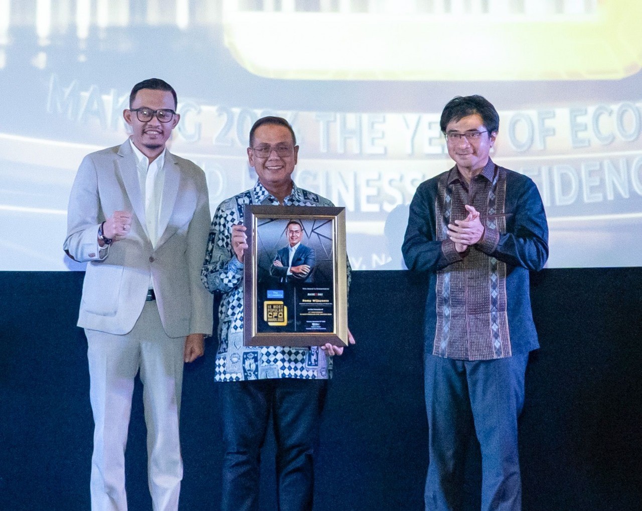 Direktur Keuangan & Strategi Bank DKI, Romy Wijayanto (tengah) menerima penghargaan sebagai 10 Most Popular CFO 2023 versi The Iconomics, dari Founder & CEO The Iconomics, Bram S. Putro (kiri), dan Direktur Brand, Riset dan Strategi The Iconomics, Alex Mulya (kanan), pada gelaran "Best 50 Financial Institution Awards 2023 (5th Anniversary) dan 10 Most Popular CFO Awards 2023 " di Jakarta pada Senin (27/11/2023)/Foto: Dok Bank DKI