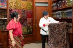 Ketua DPR RI Puan Maharani saat meninjau galeri batik Hadi Priyanto di Banyumas/Foto: Dok DPR