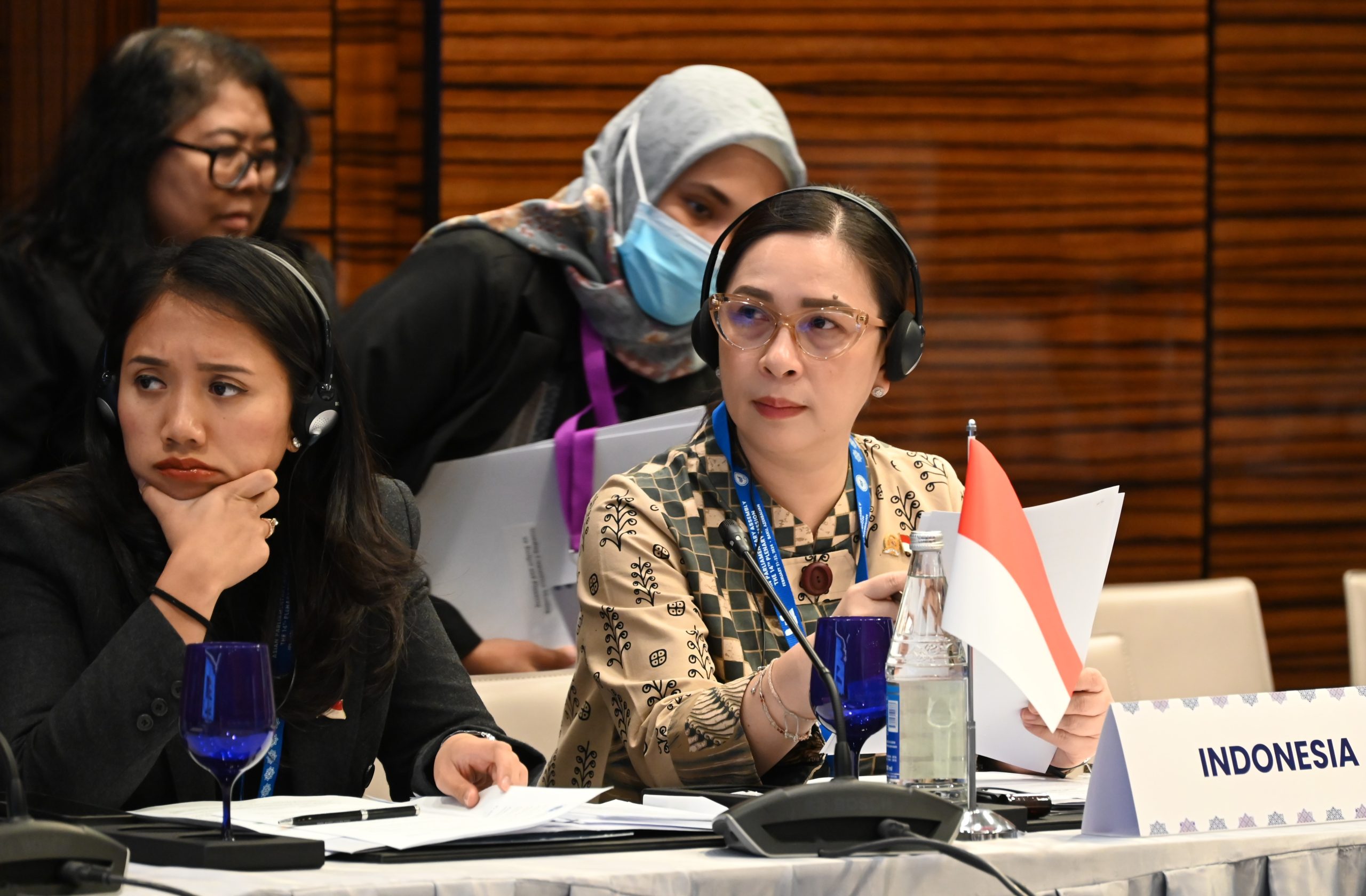 Anggota Badan Kerja Sama Antar-Parlemen (BKSAP) DPR RI Vanda Sarundajang bersama Puteri Anetta Komarudin/Sumber Foto : Dok DPR