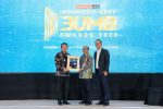 Direktur Teknologi dan Operasional merangkap Pelaksana Tugas (Plt.) Direktur Utama Bank DKI, Amirul Wicaksono menerima Indonesia Best UMD Awards 2024/Foto: Dok Bank DKI