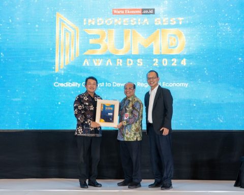 Direktur Teknologi dan Operasional merangkap Pelaksana Tugas (Plt.) Direktur Utama Bank DKI, Amirul Wicaksono menerima Indonesia Best UMD Awards 2024/Foto: Dok Bank DKI