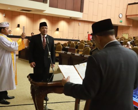 Wakil Ketua Dewan Perwakilan Daerah (DPD) RI Nono Sampono melantik Gede Ngurah Ambara Putra/Foto: dok DPD RI