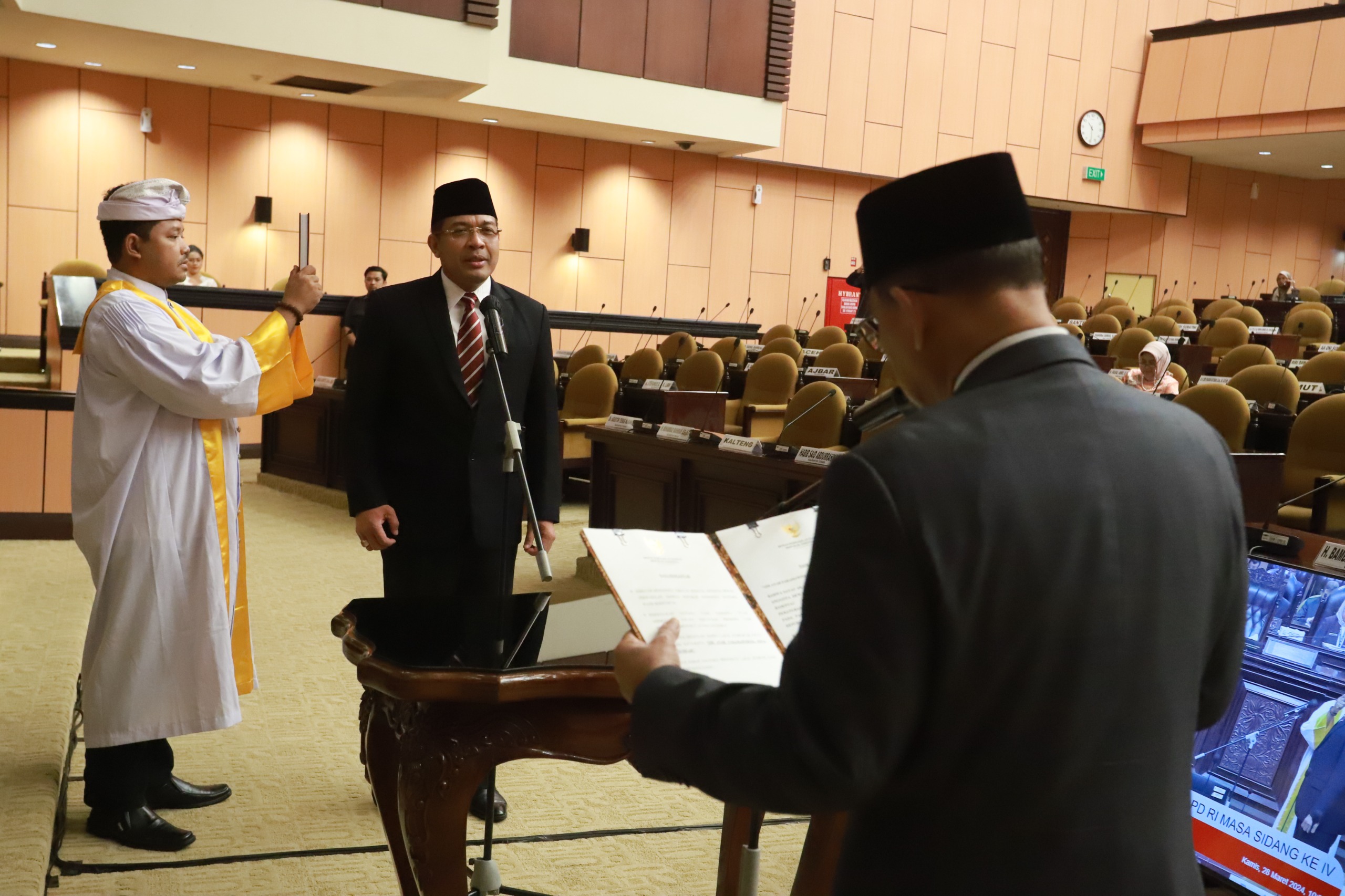 Wakil Ketua Dewan Perwakilan Daerah (DPD) RI Nono Sampono melantik Gede Ngurah Ambara Putra/Foto: dok DPD RI