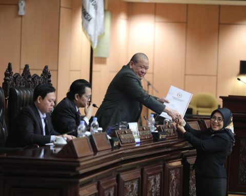 Senator Sylviana Murni menyerahkan dokumen kepada Ketua DPD RI LaNyalla Mattaliti/Foto: Dok DPD